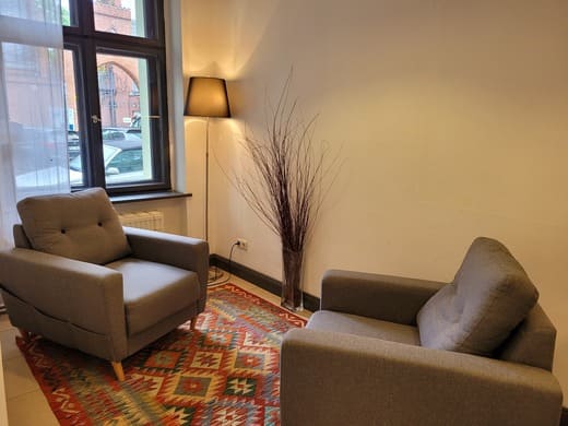 Zwei Sessel im Raum für Sexualtherapie. Fidicinstr. 8 in Berlin-Kreuzberg.