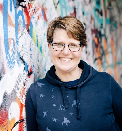 Miriam Futterlieb lehnt an einer Wand in Berlin