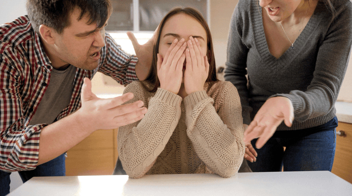 Eltern reden auf ihr erwachsenes Kind ein.